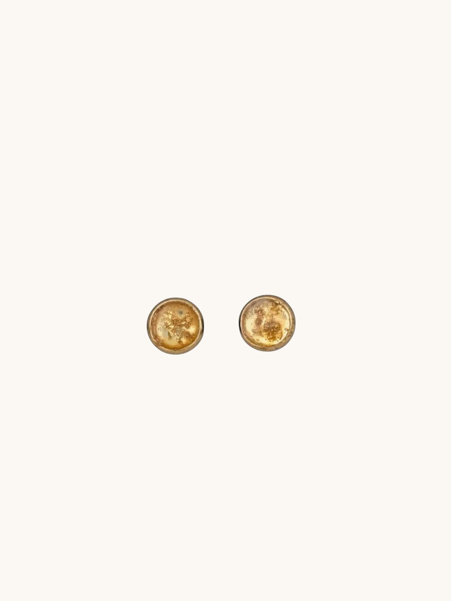 Runda Citrinmagi örhängen i 18K guldpläterat stål med handinfattade 24K guldflakes för en unik och glansig finish.