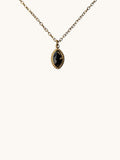 Citrinmagi halsband med oval svart obsidian infattad i guldpläterat rostfritt stål på en tunn guldkedja.