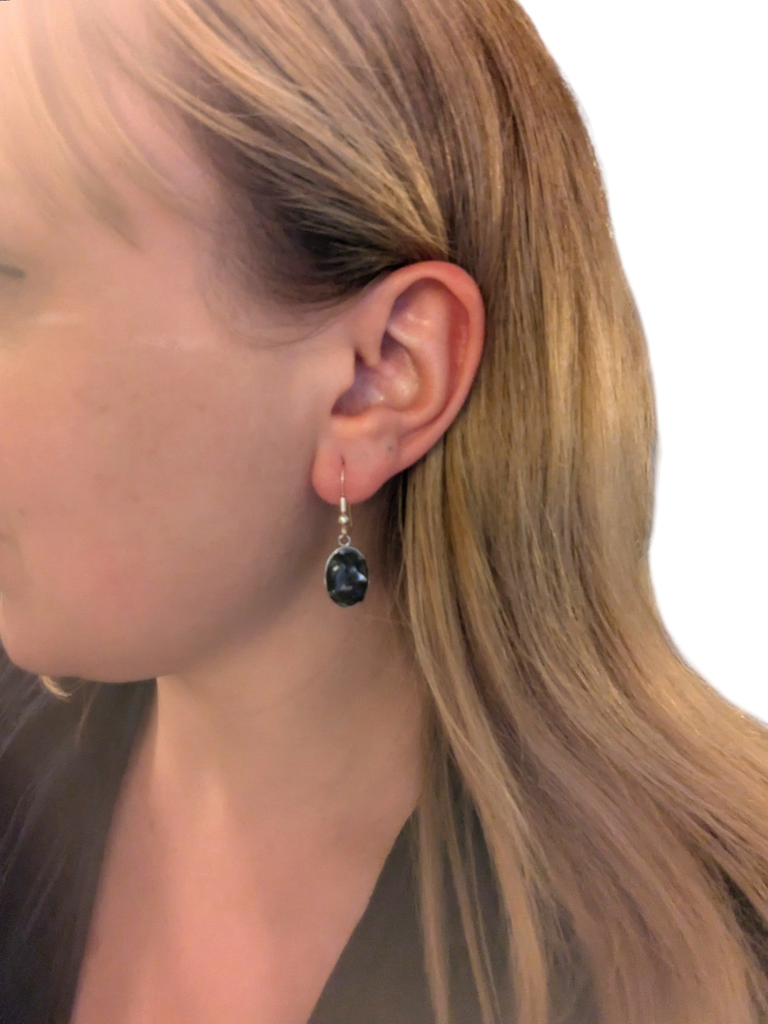Citrinmagi örhängen med svart obsidian infattad i silverpläterat stål, burna av en kvinna för en elegant och jordande stil.