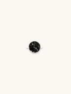 Citrinmagi ring med svart obsidian i rund silverpläterad infattning, handgjord och stilren design.