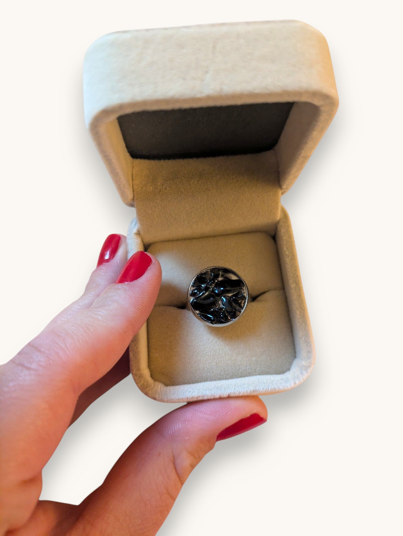 Citrinmagi ring med svart obsidian i rund silverpläterad infattning, presenterad i en elegant smyckesask.