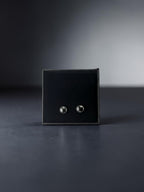Citrinmagi örhängen med svart obsidian infattad i silverpläterat rostfritt stål, presenterade i en elegant ask.