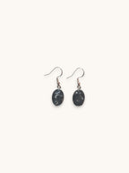 Citrinmagi örhängen med svart obsidian i silverpläterad infattning, eleganta och kraftfulla kristallsmycken.