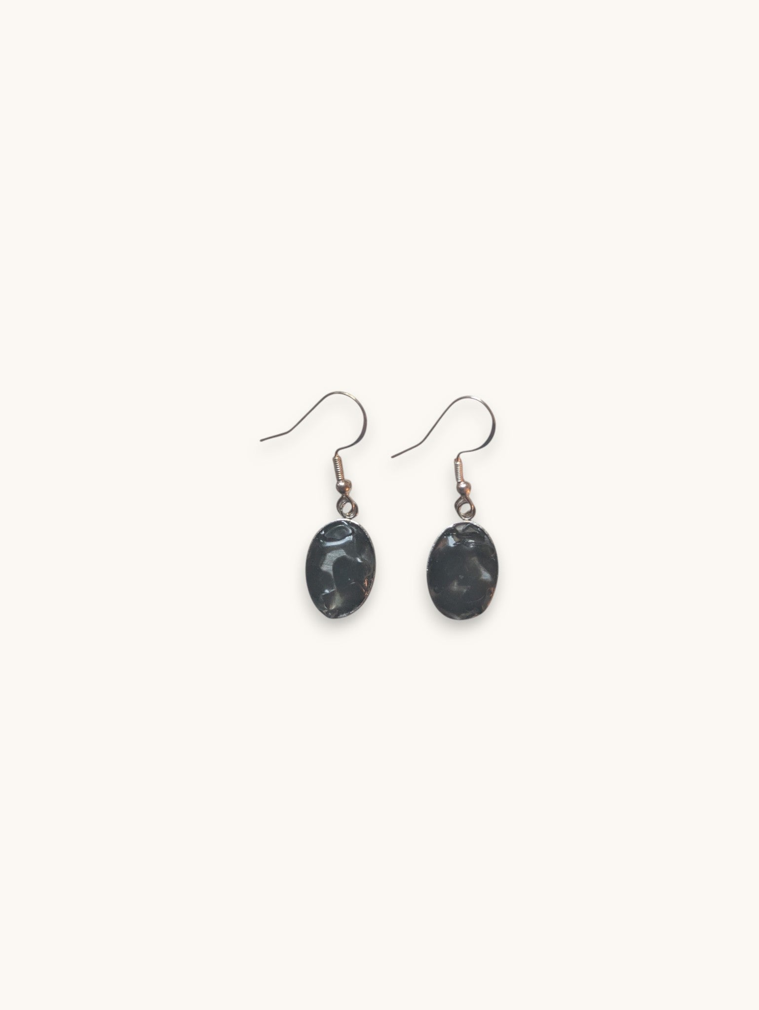 Citrinmagi örhängen med svart obsidian i silverpläterad infattning, eleganta och kraftfulla kristallsmycken.