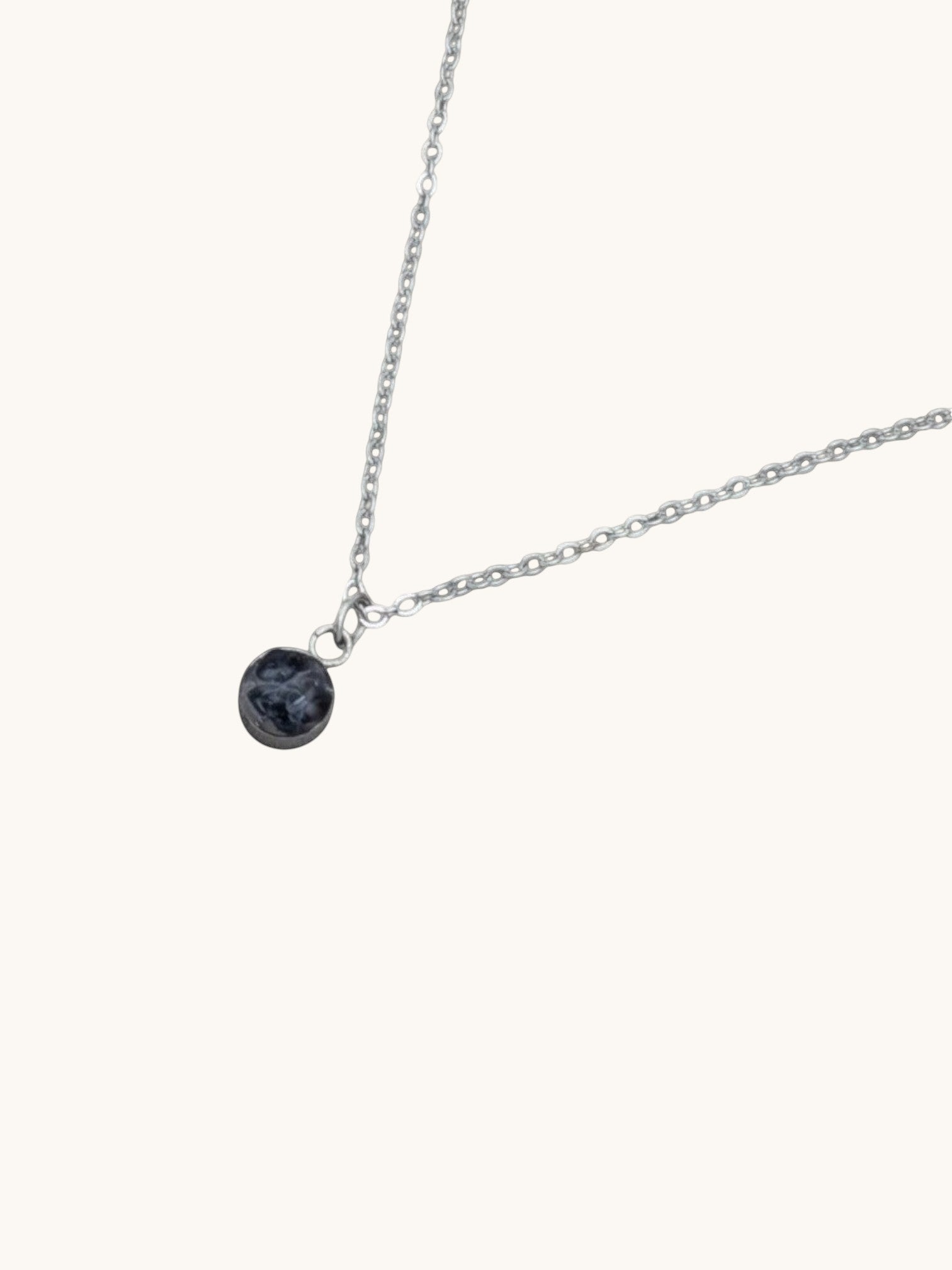 Månadssten September – Halsband med Vattensafir (Iolit)