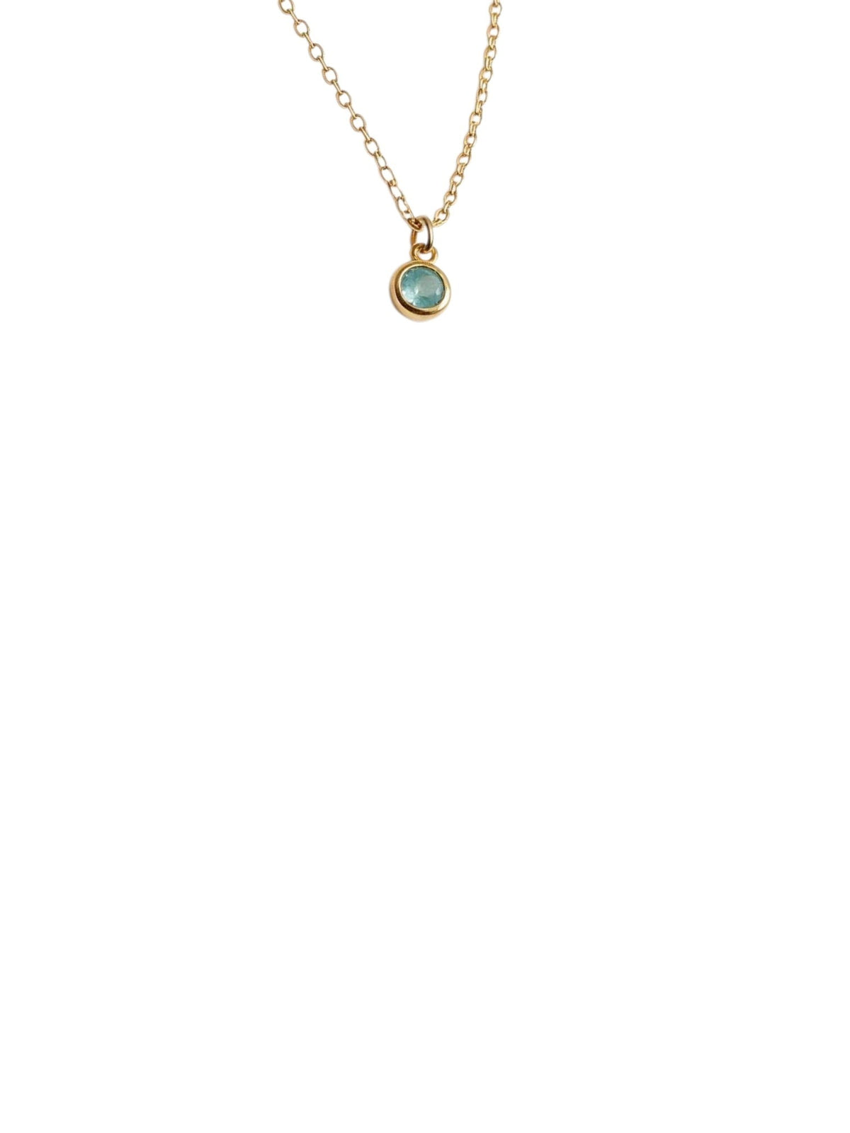 Citrinmagi guldfärgad halskedja med en liten glimrande blå sten som hänge för en minimalistisk och elegant stil.