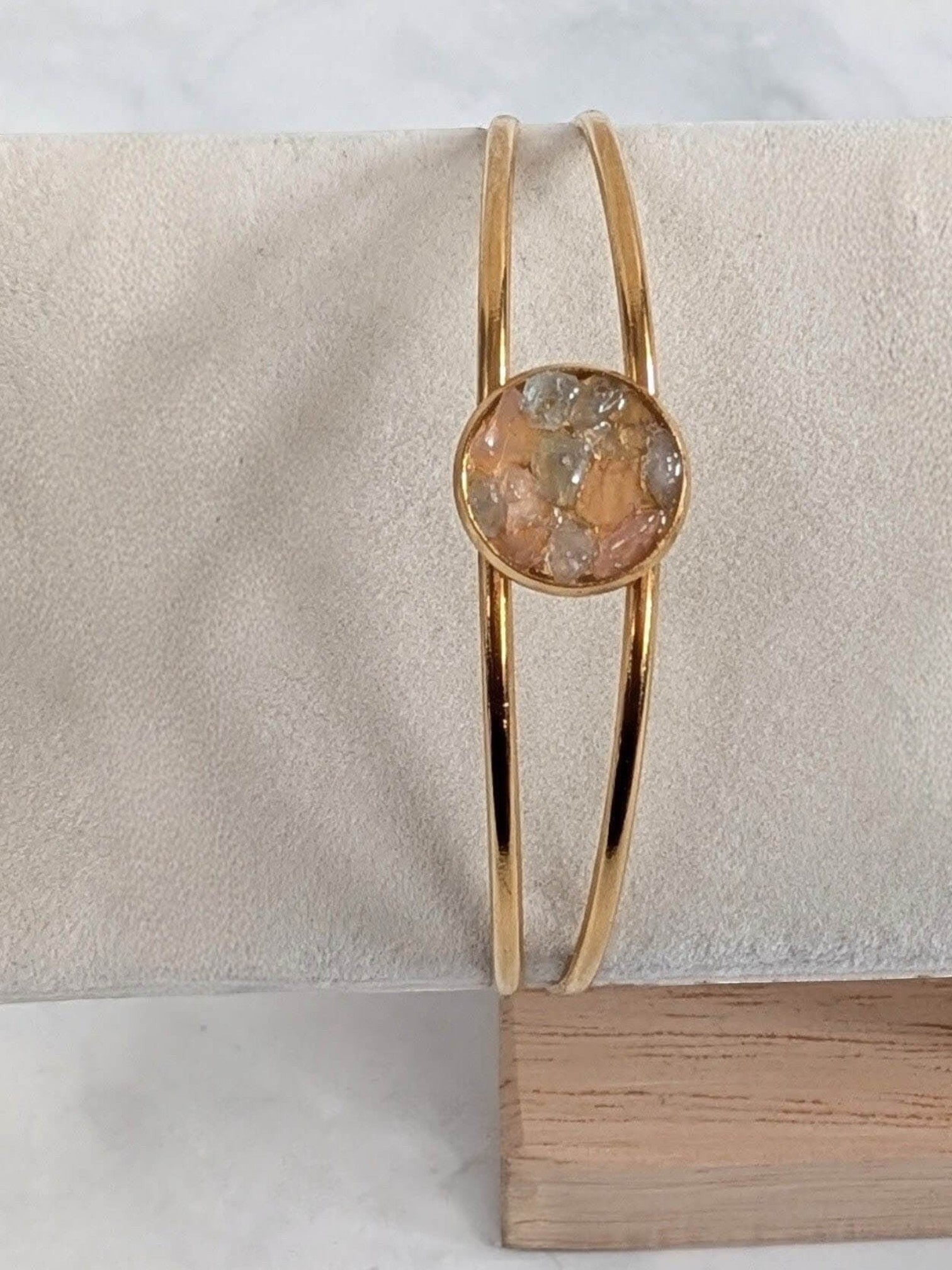 Nayuga Jewels armband med rosenkvarts och akvamarin i guldpläterad dubbelskena av rostfritt stål.