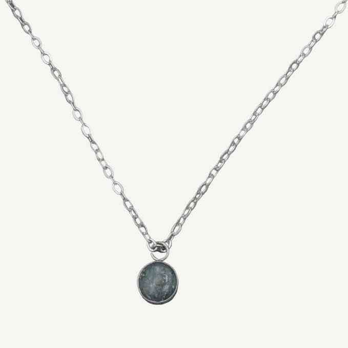 Handgjort silverhalsband med infattade äkta akvamarinkristaller i en mjuk blågrön ton från Nayuga Jewels