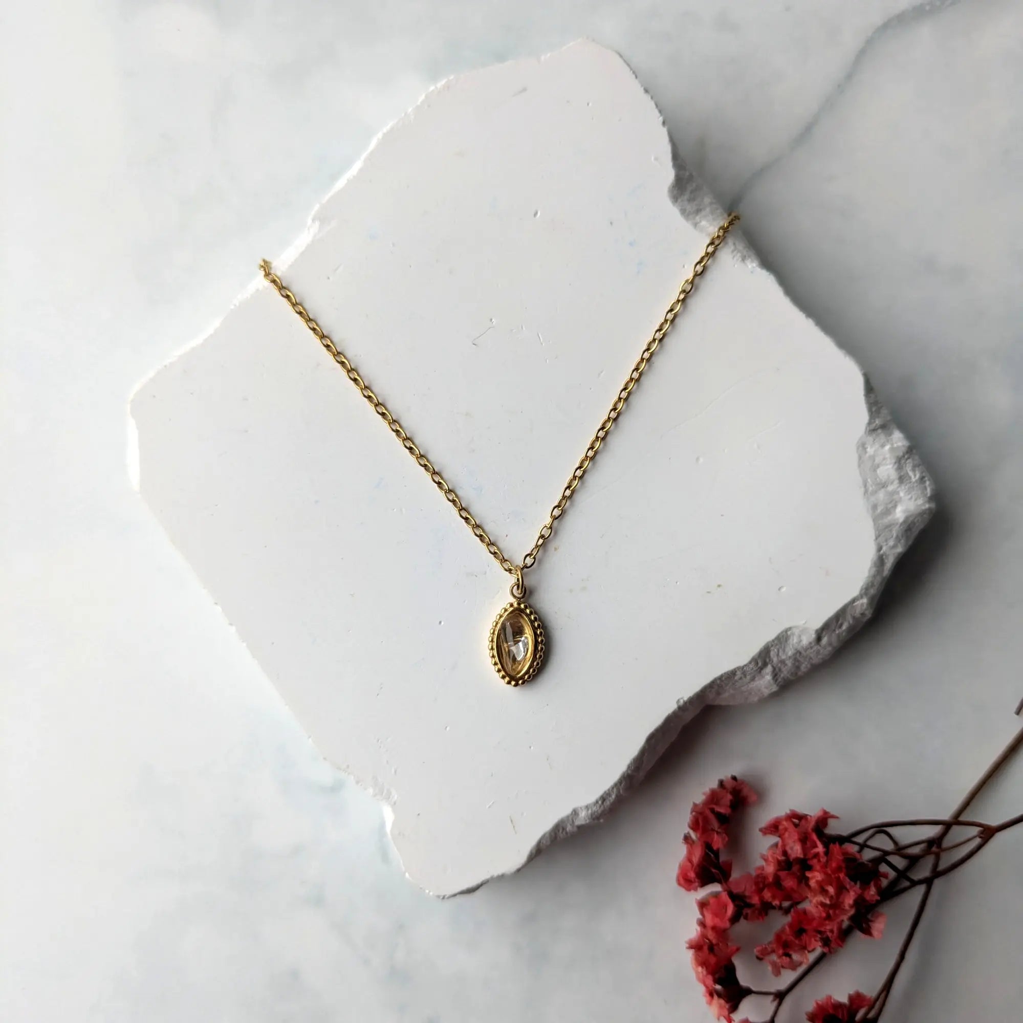 Handgjort halsband med äkta bergkristall i droppform guld 