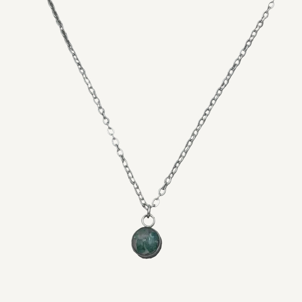 Handgjort silverhalsband med infattad äkta grön aventurin – maj månadssten från Nayuga Jewels.