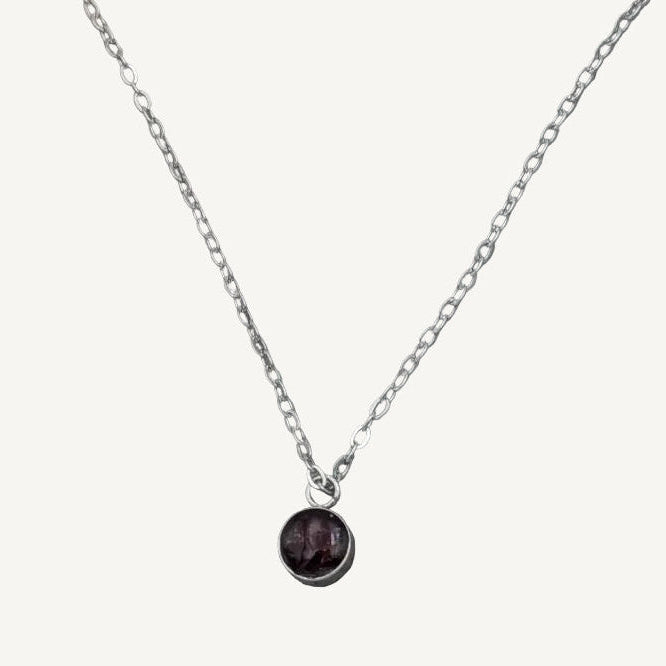 Handgjort silverhalsband med infattade äkta röda granatkristaller från Nayuga Jewels i Stockholm