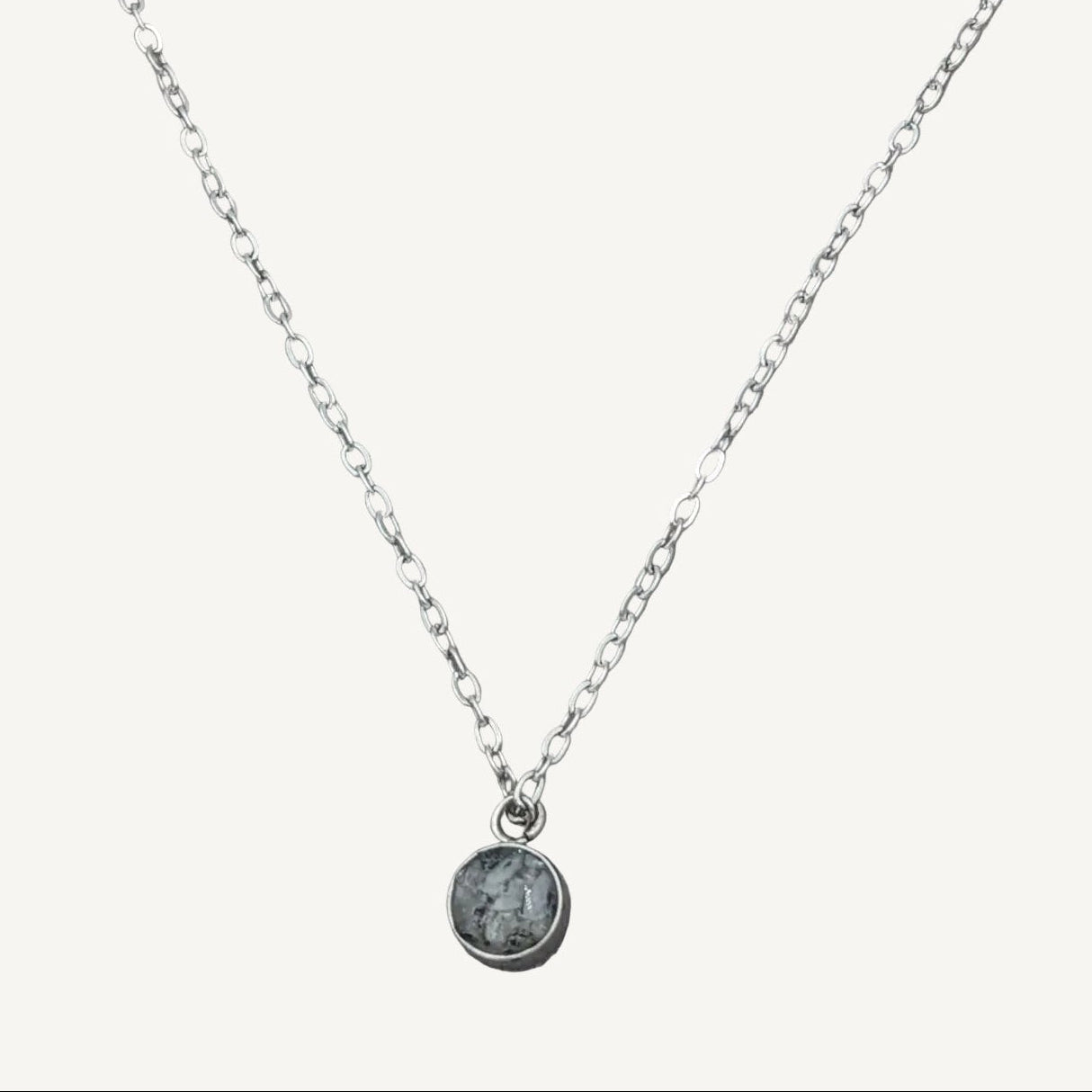 Handgjort silverhalsband med infattade äkta månstenskristaller från Nayuga Jewels.