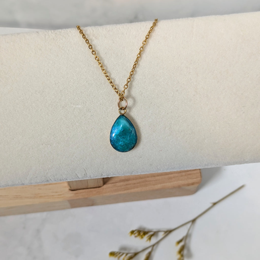 Färgad Howlit Halsband – Handgjort kristallhalsband för lugn, balans & klarhet