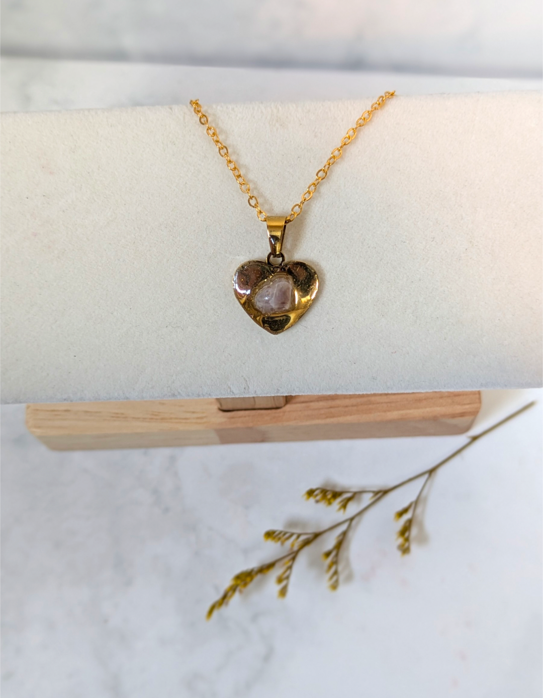 Lepidolit Halsband – Handgjort Ädelstenshalsband i Guldhjärta för Lugn & Balans