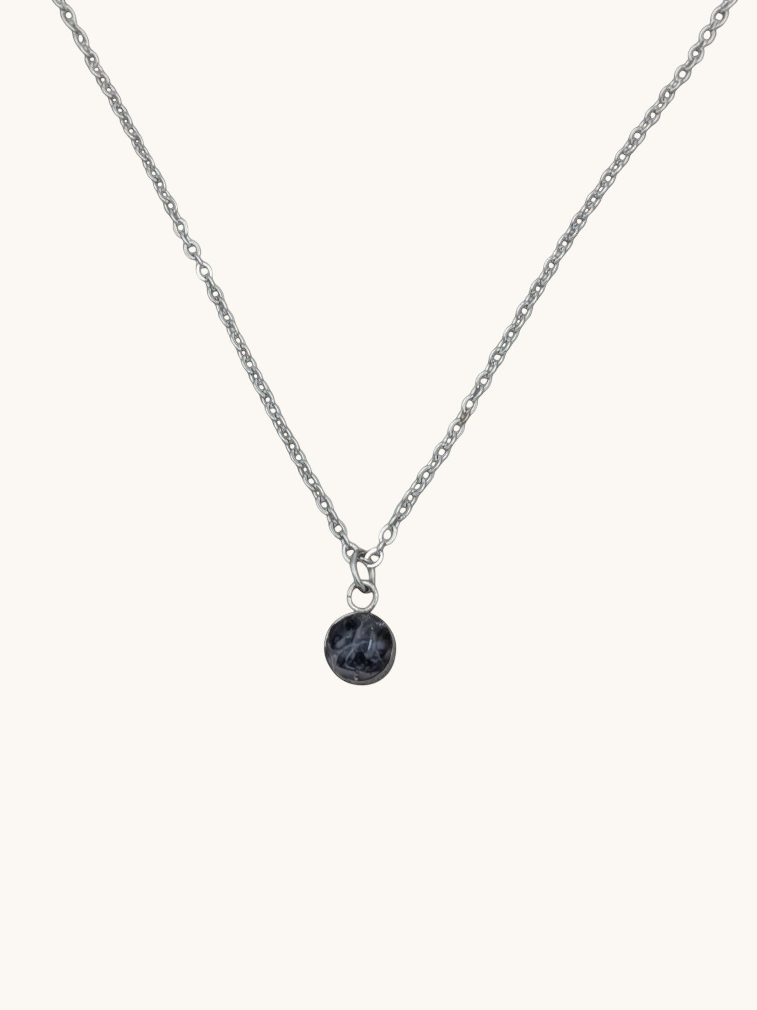 nayuga jewels halsband med rund iolit månadssten för september i minimalistisk silverkedja