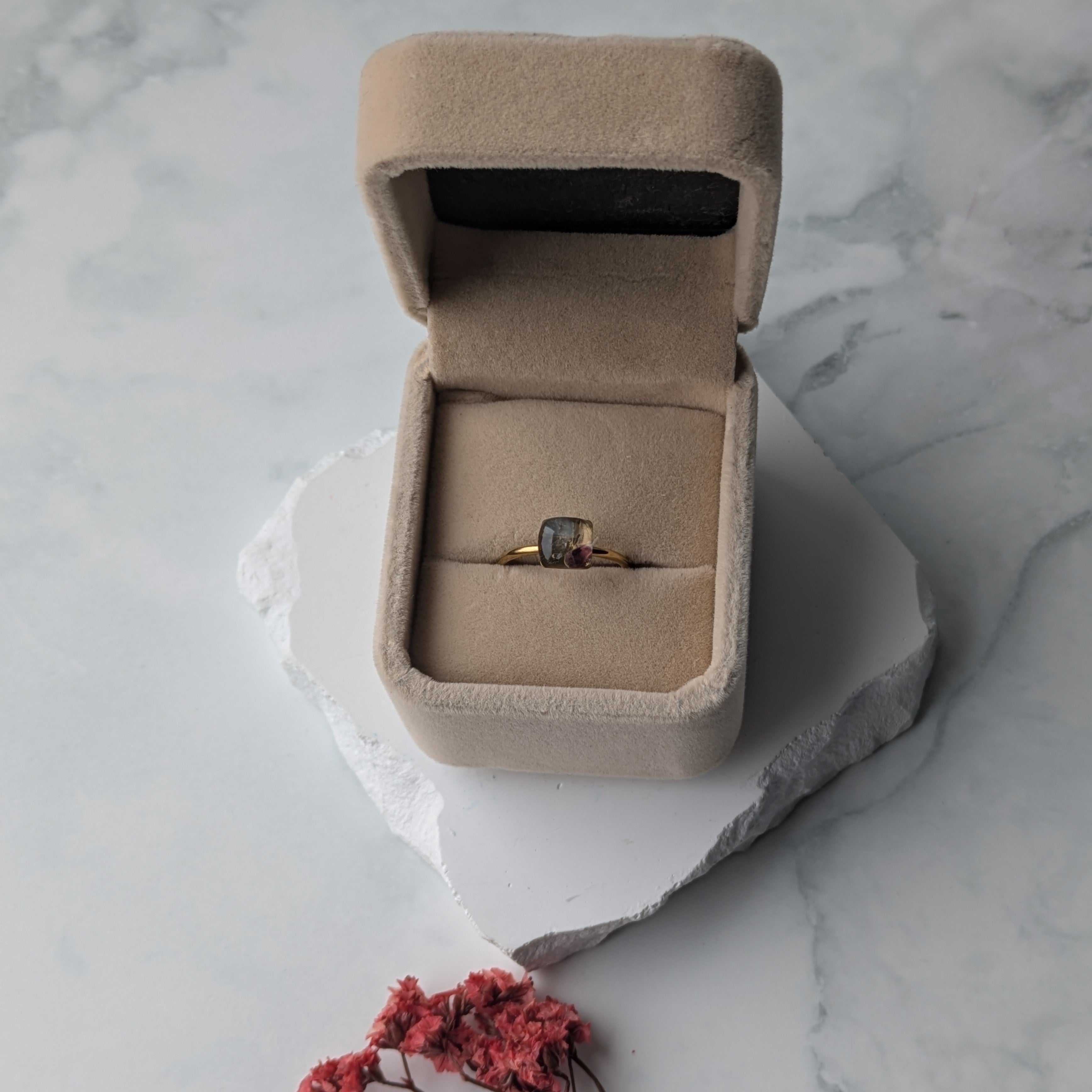 Lugnande Ametist Ring Fyrkantig Guld