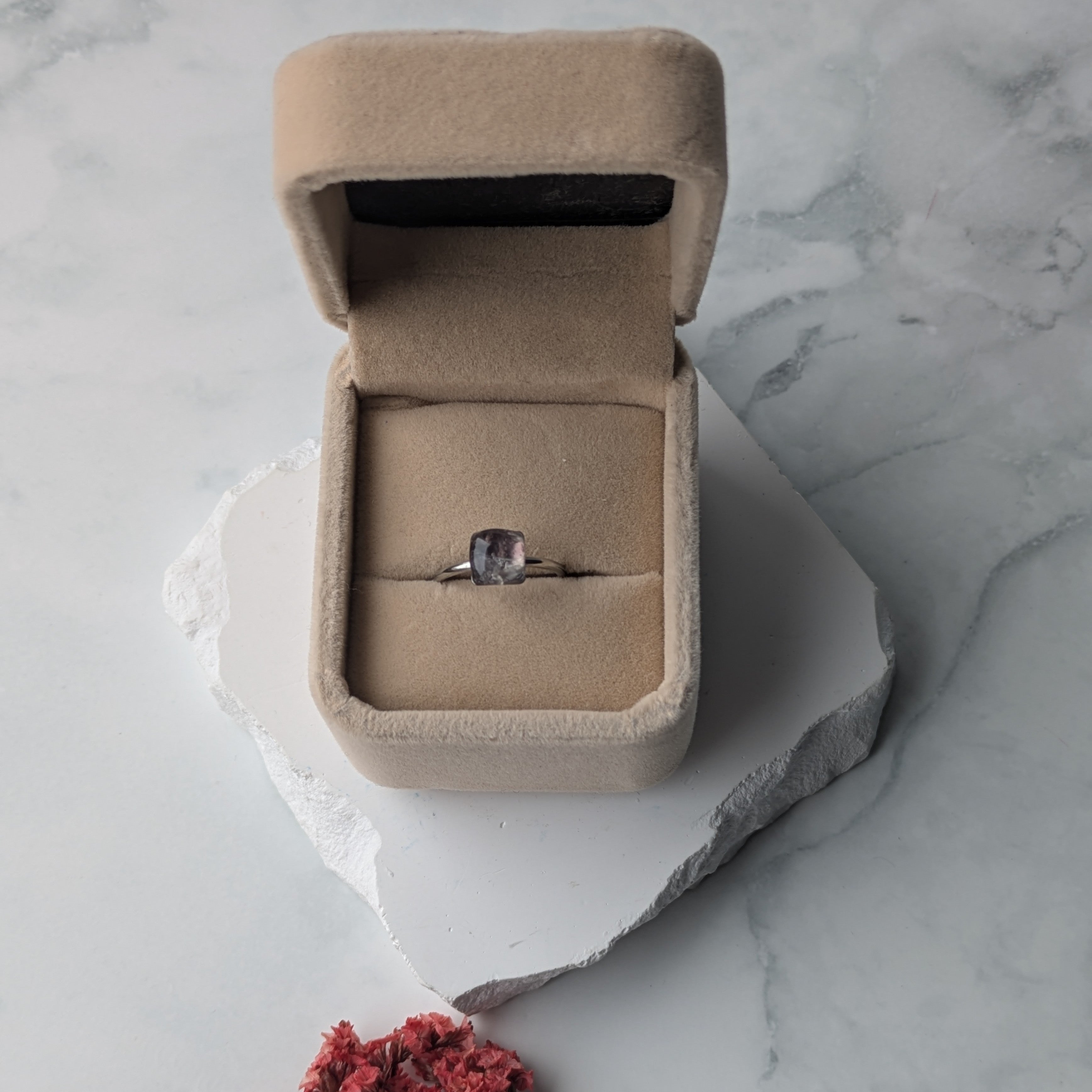 närbild ring i silver med ametist