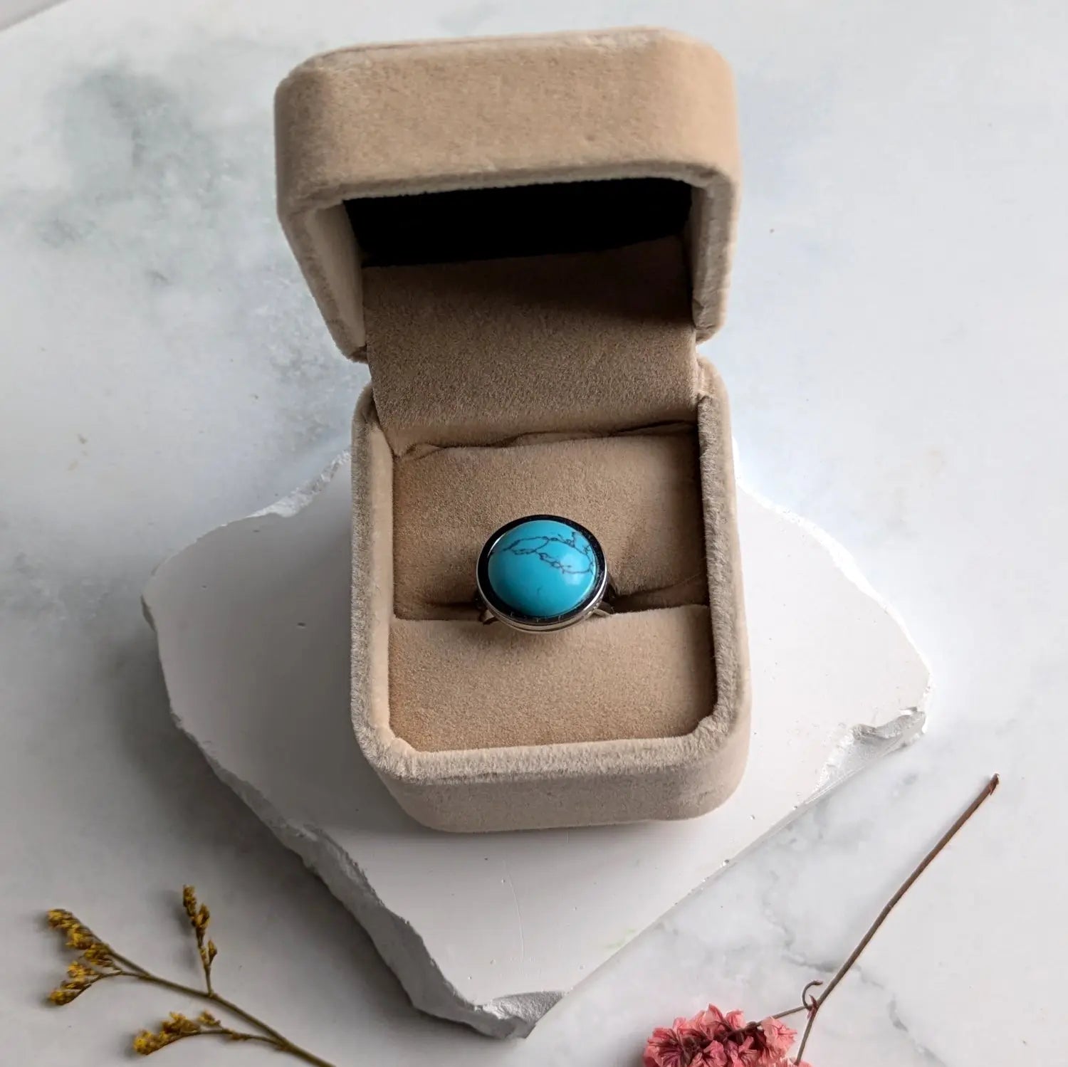 Lugnande Howlit Ring Rund Silver