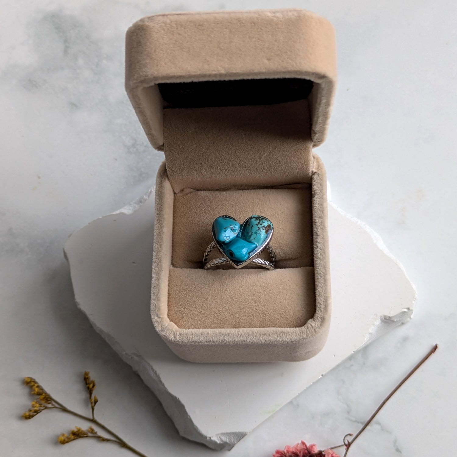 Färgad Howlit Ring – Lugn, Klarhet & Inre Balans