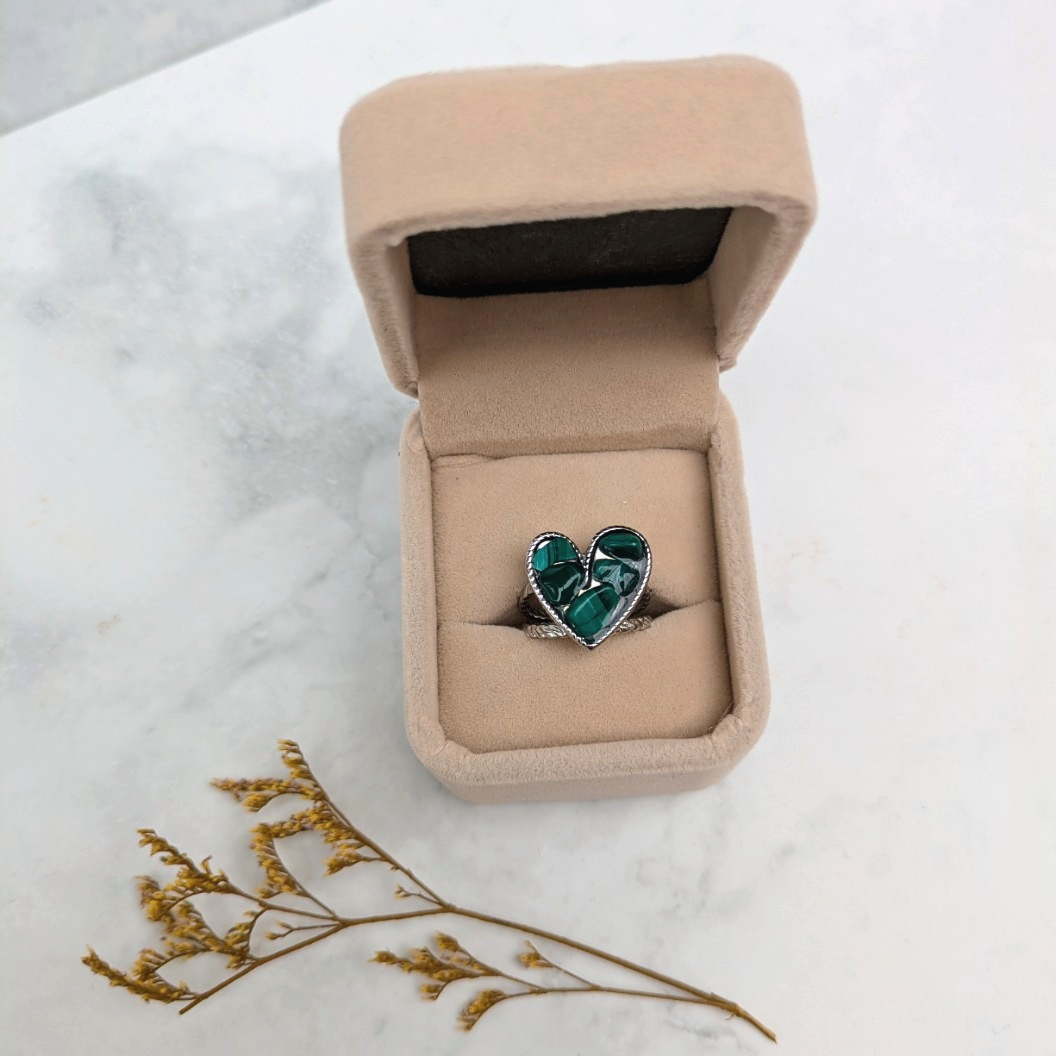 Ring med Malakit för Skydd, Transformation och Inre Styrka