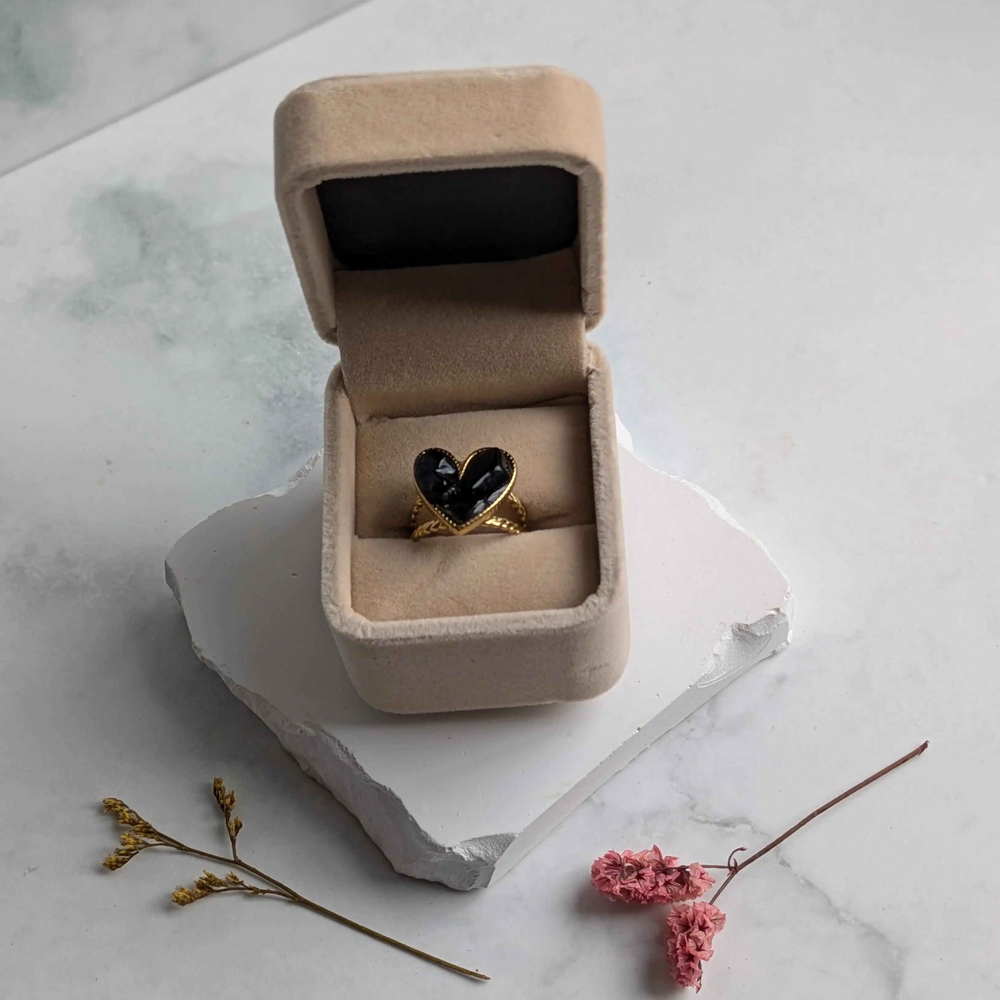 Ring i guld med svart obsidian